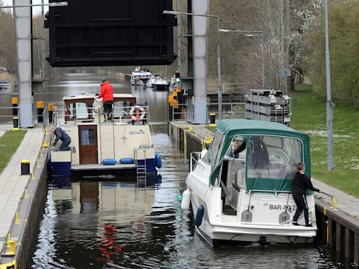 Niedrigwasser bremst Freizeitboote an Schleusen