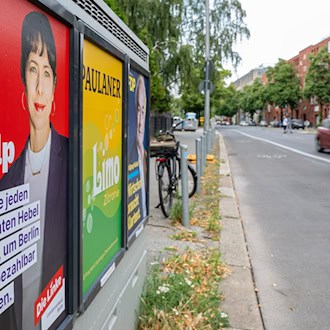 Parteien hängen Zehntausende Wahlplakate auf