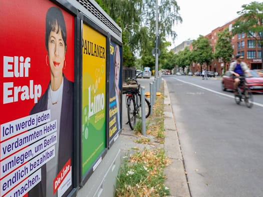 Parteien hängen Zehntausende Wahlplakate auf