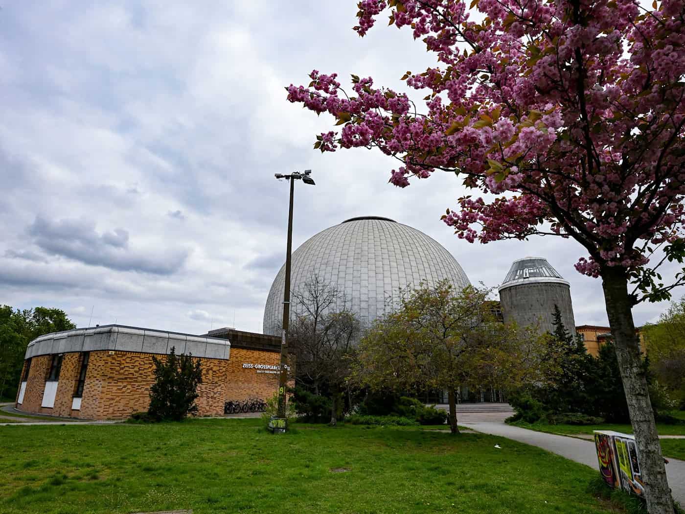 Partielle Sonnenfinsternis: Platz vor Planetarium überfüllt