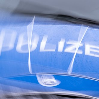 Polizei findet Waffe bei Durchsuchungen - vier Verdächtige