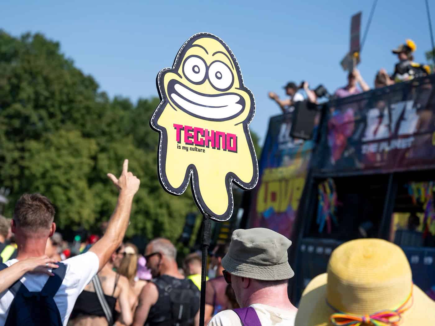 Zehntausende feiern störungsarm: 'Rave The Planet' im Berliner Tiergarten