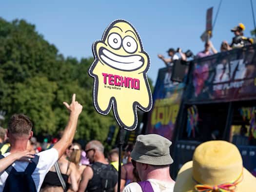 Zehntausende feiern störungsarm: 'Rave The Planet' im Berliner Tiergarten