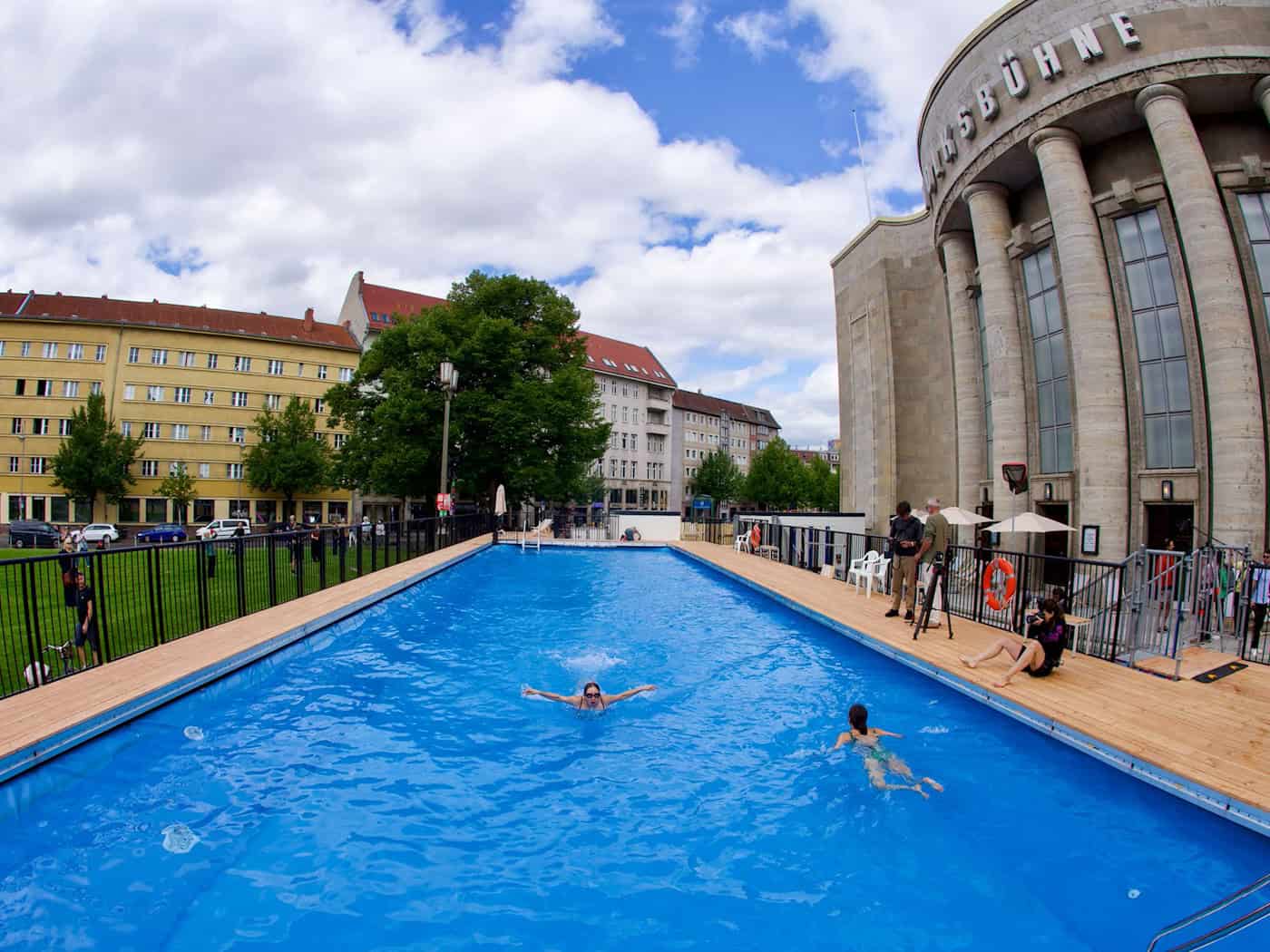 Schwimmbad vor Berliner Volksbühne wieder offen