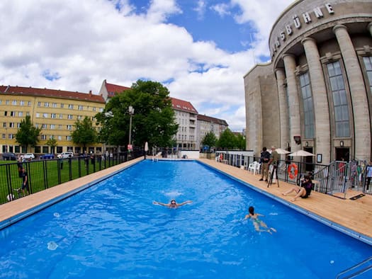 Schwimmbad vor Berliner Volksbühne wieder offen