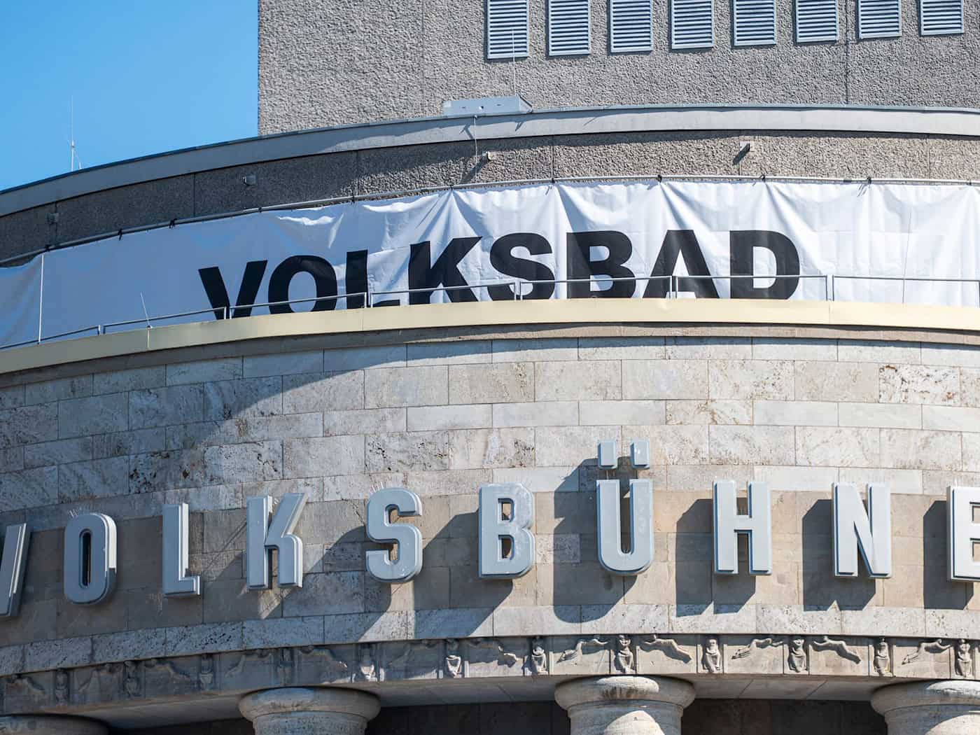 Rassistische Drohungen: Volksbühne sagt Veranstaltung ab
