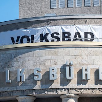 Rassistische Drohungen: Volksbühne sagt Veranstaltung ab