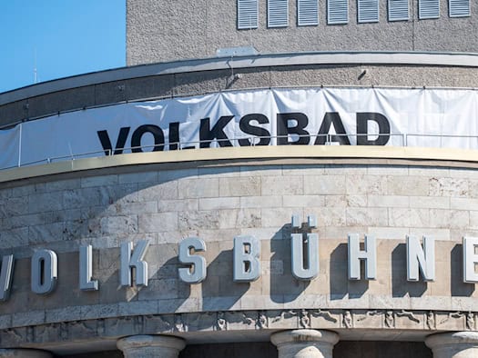 Rassistische Drohungen: Volksbühne sagt Veranstaltung ab
