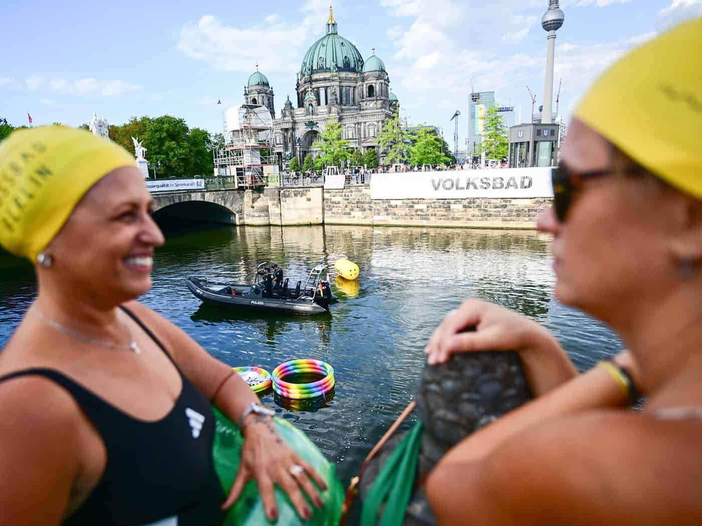 Schwimmdemo in Berlin: Teilnehmer bleiben wegen schlechter Wasserqualität an Land — Kundgebung am Schinkelplatz