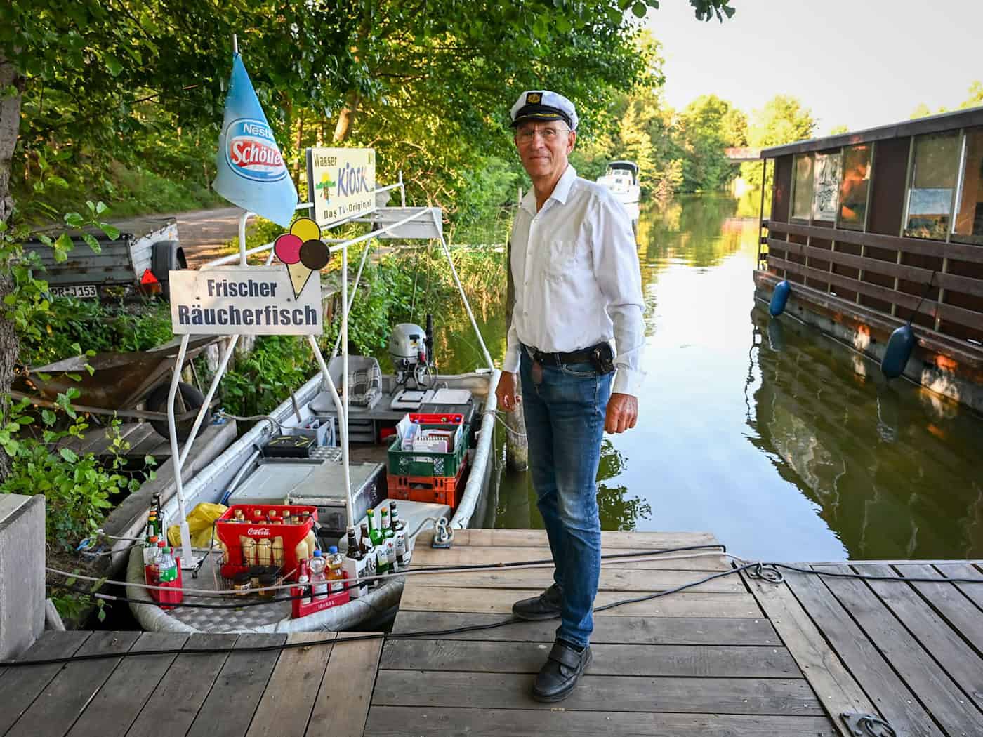 Bootskiosk auf Rheinsberger Seenplatte lockt mit Räucherfisch und Eierlikör