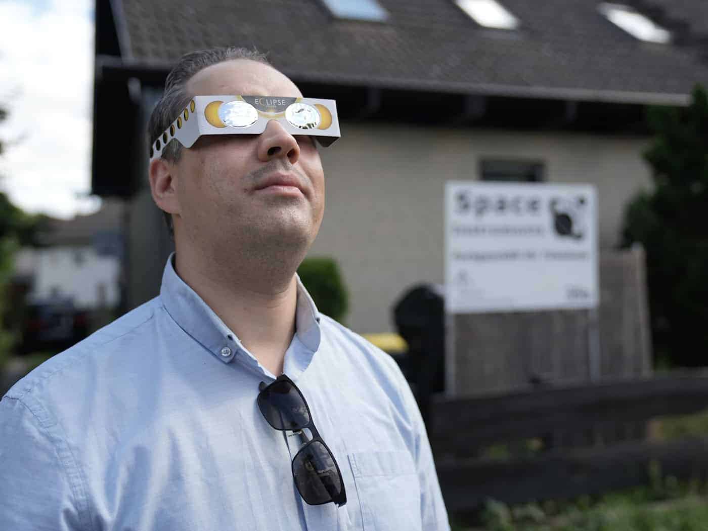 Spezialbrillen sind vor der Sonnenfinsternis heiß begehrt