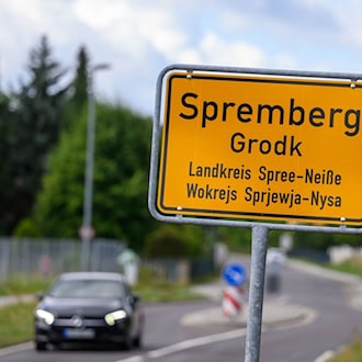 Hunderte Aufkleber in Spremberg vor Heimatfest – Stadt lobt 1.000 Euro Belohnung aus
