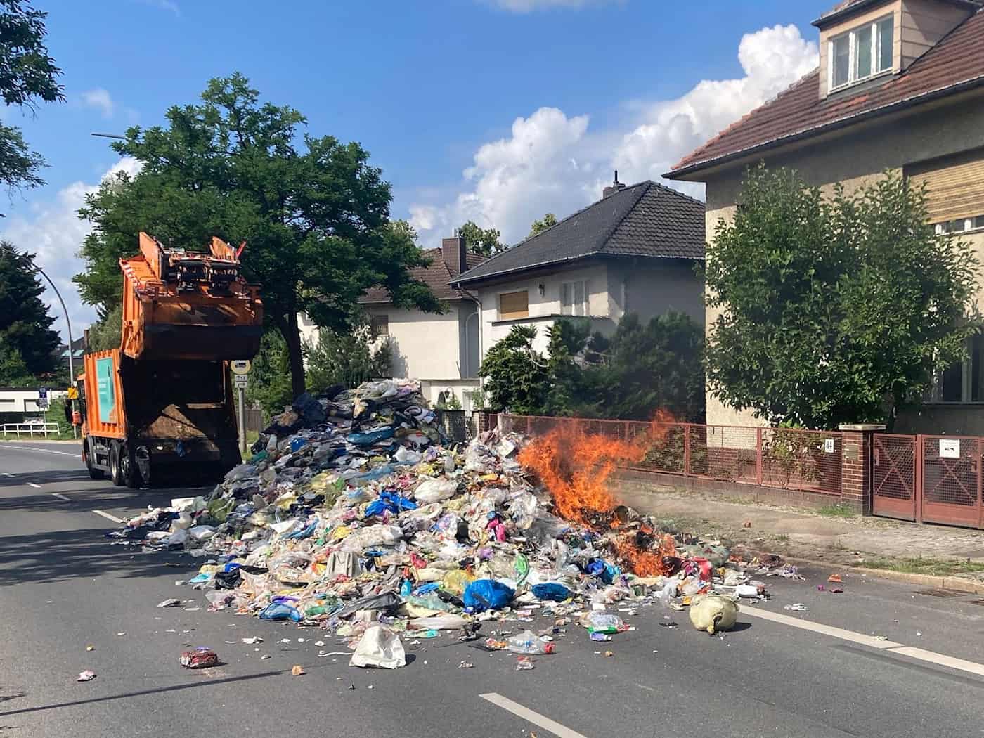 Starker Rauch - Müllhaufen brennt auf der Straße in Steglitz