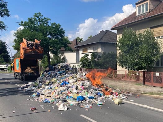 Starker Rauch - Müllhaufen brennt auf der Straße in Steglitz