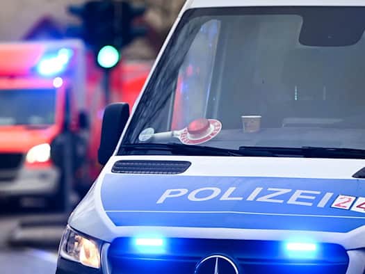 Streit eskaliert - Männer von Auto angefahren