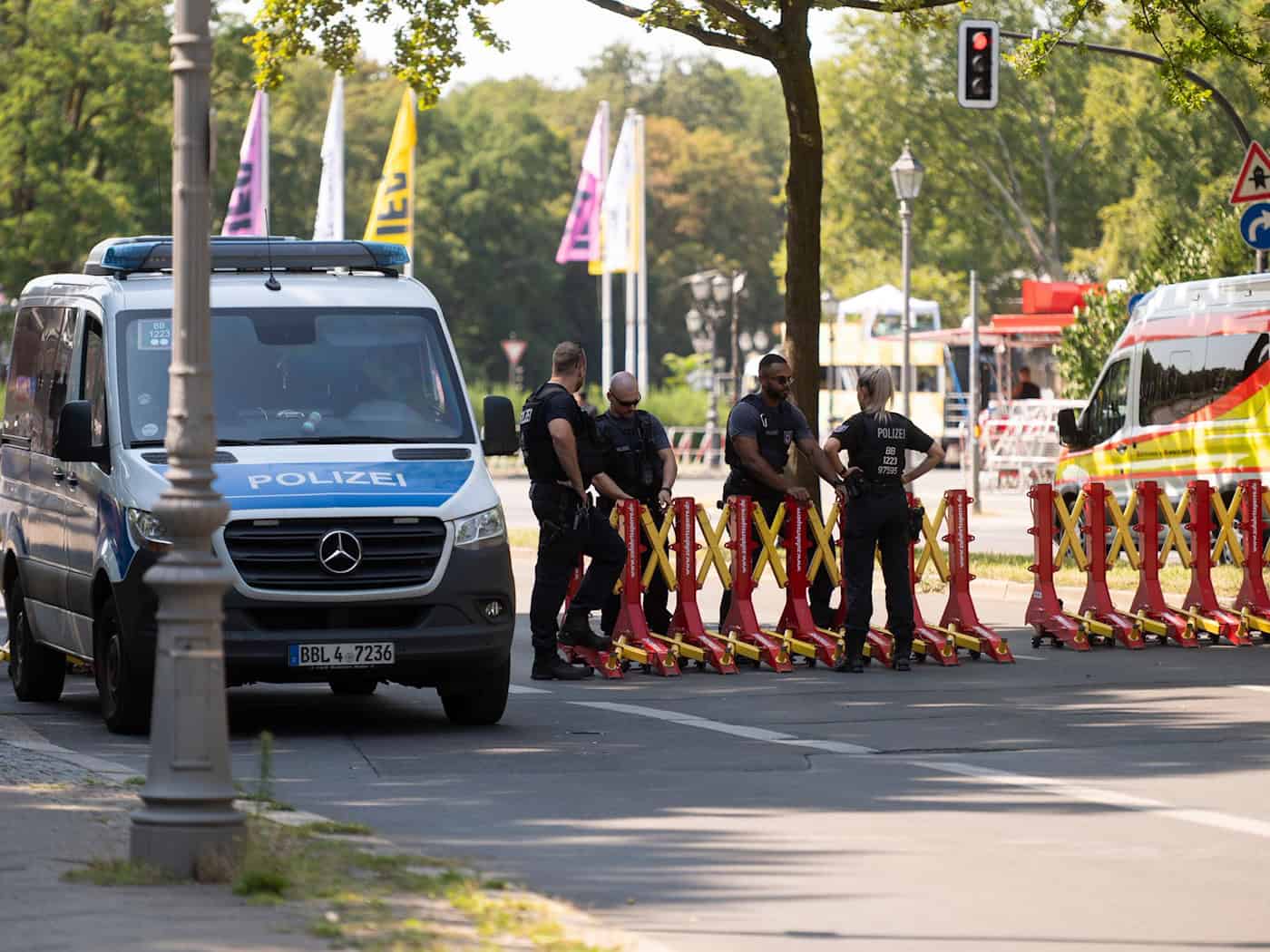 Hitzeschlacht im Techno-Takt: Parade gegen Terrorangst
