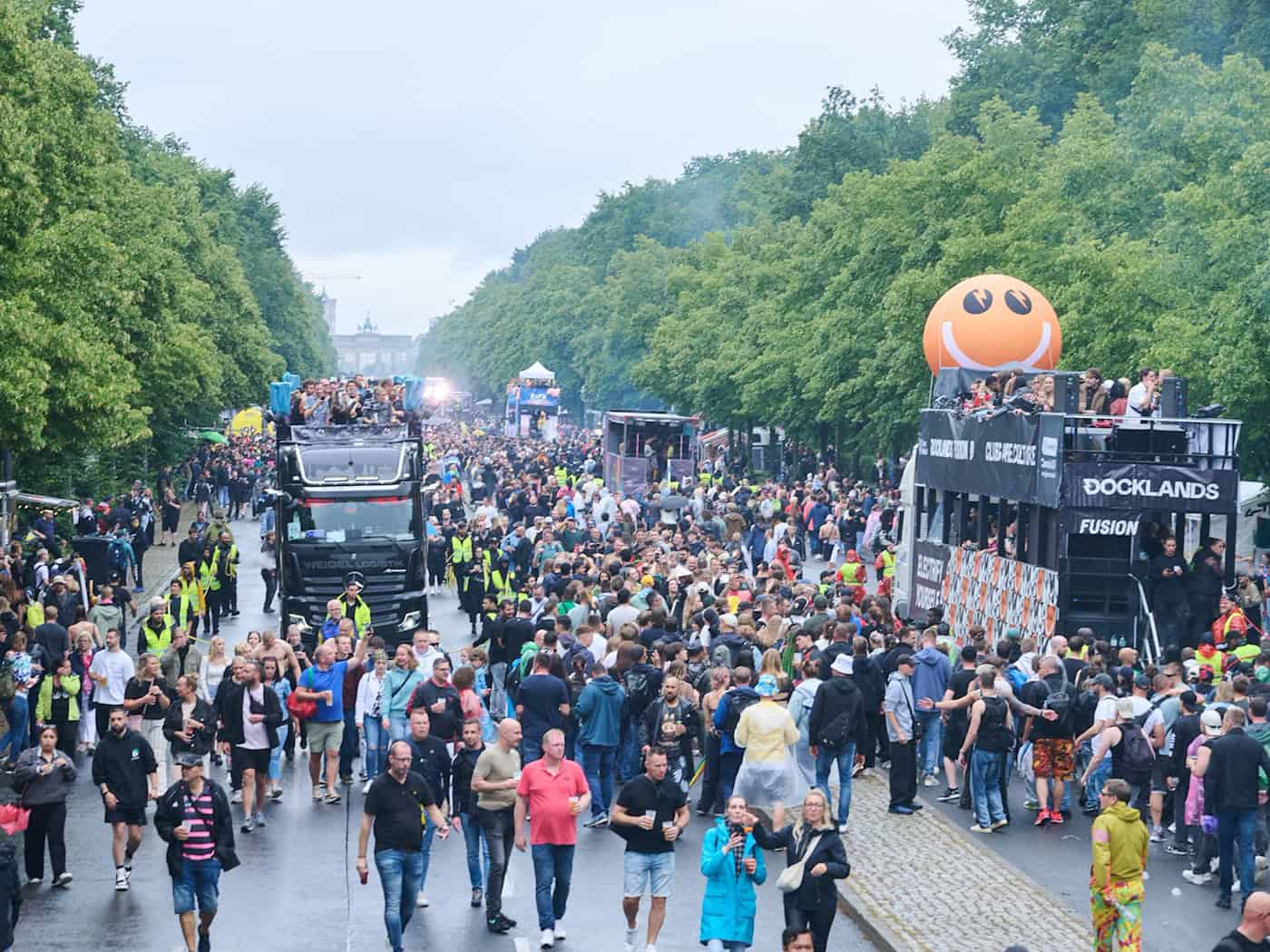 Techno-Parade 'Rave The Planet' in Berlin beginnt mit Schweigeminute für CSD-Opfer