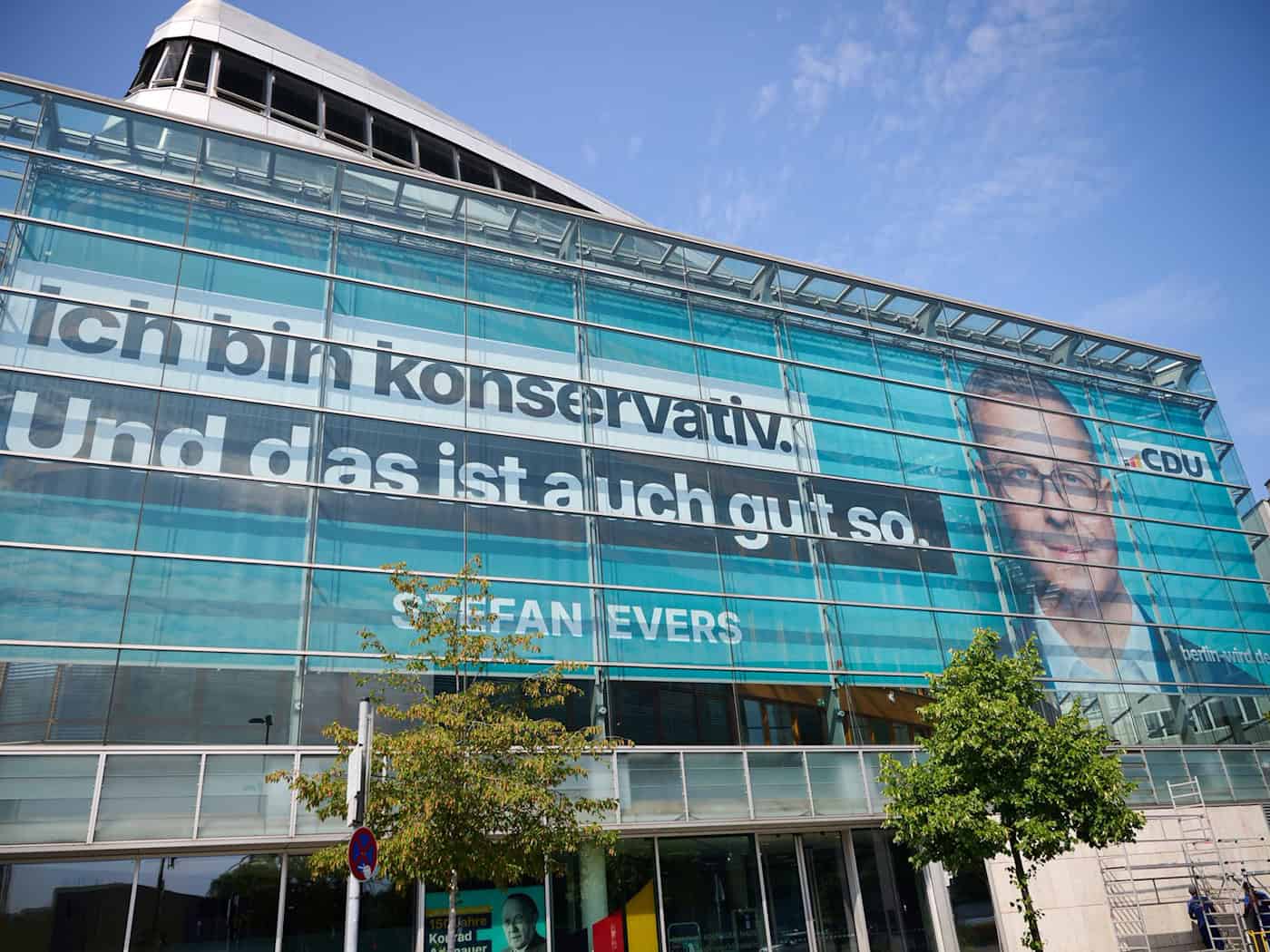 «Und das ist auch gut so» – Riesenwahlplakat an CDU-Zentrale