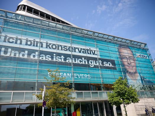 «Und das ist auch gut so» – Riesenwahlplakat an CDU-Zentrale