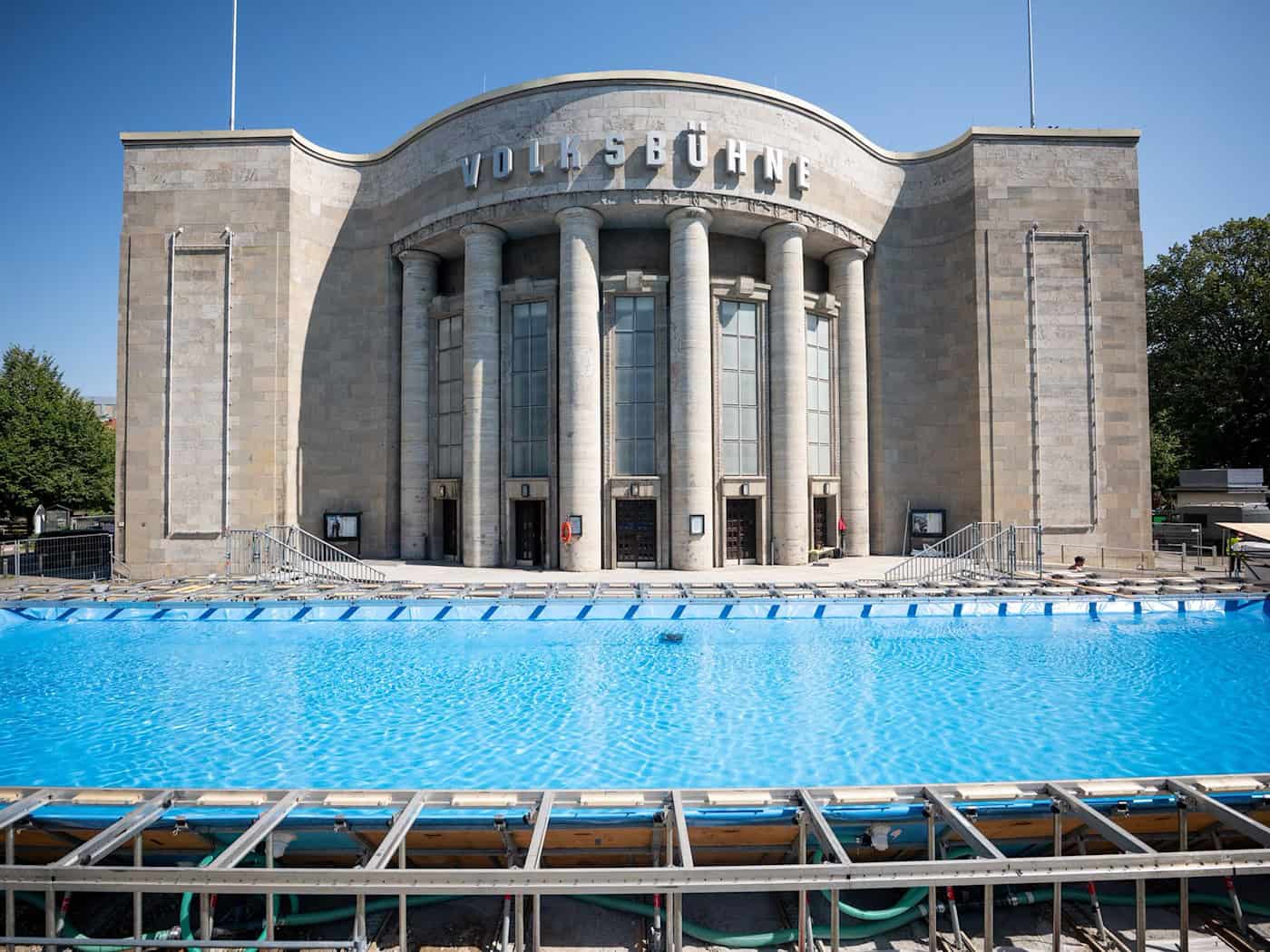 Volksbühne baut 25‑Meter‑Schwimmbecken am Rosa‑Luxemburg‑Platz – Eröffnung am 7. August