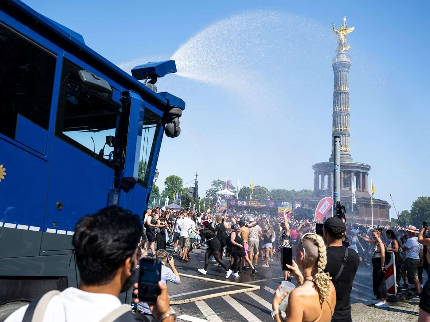 Wasserwerfer hilft schwitzenden Ravern bei Techno-Parade