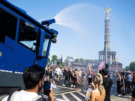 Wasserwerfer hilft schwitzenden Ravern bei Techno-Parade