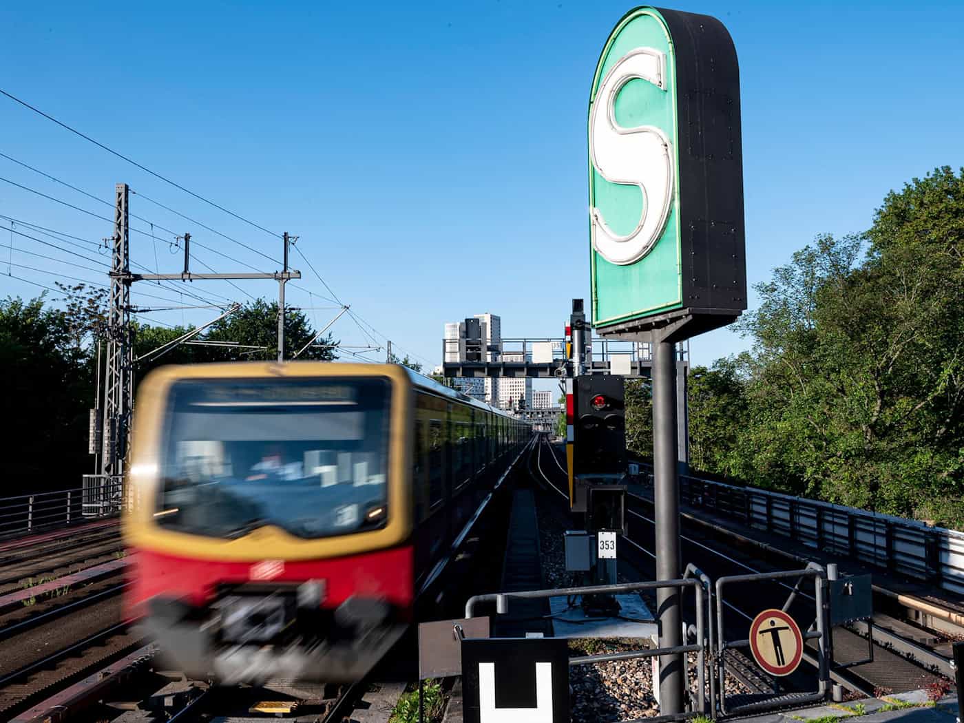 Böschungsbrand in Lichterfelde Süd führt kurzzeitig zu Ersatzverkehr bei S25 und S26