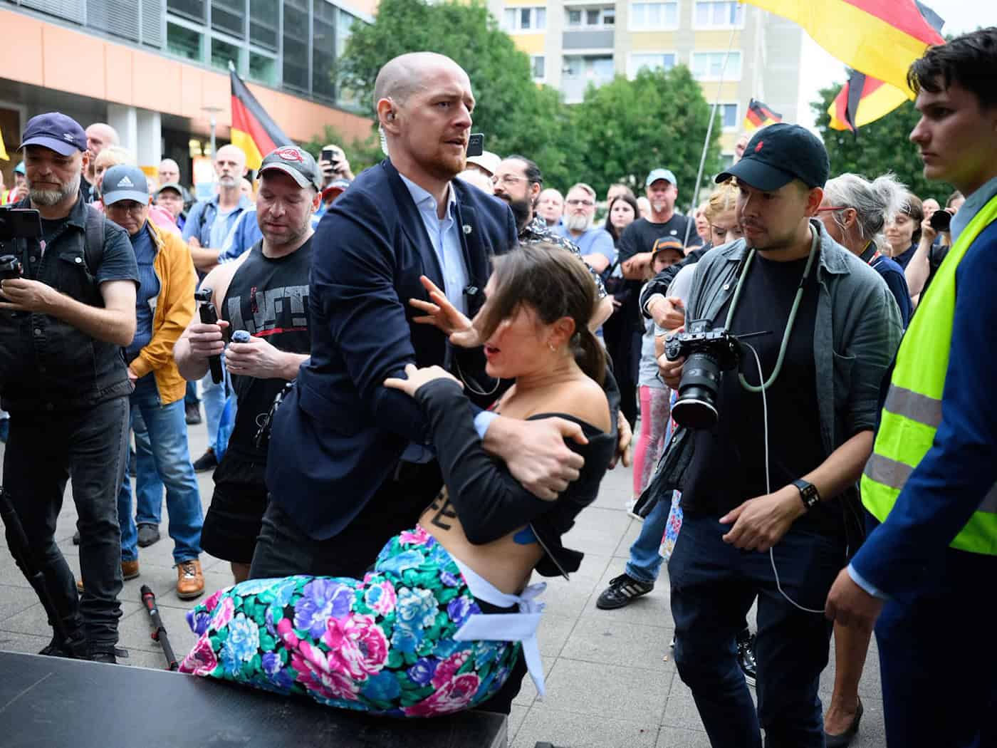 Zwischenfall bei AfD-Kundgebung in Berlin - Frauenprotest