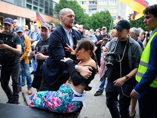 Zwischenfall bei AfD-Kundgebung in Berlin - Frauenprotest