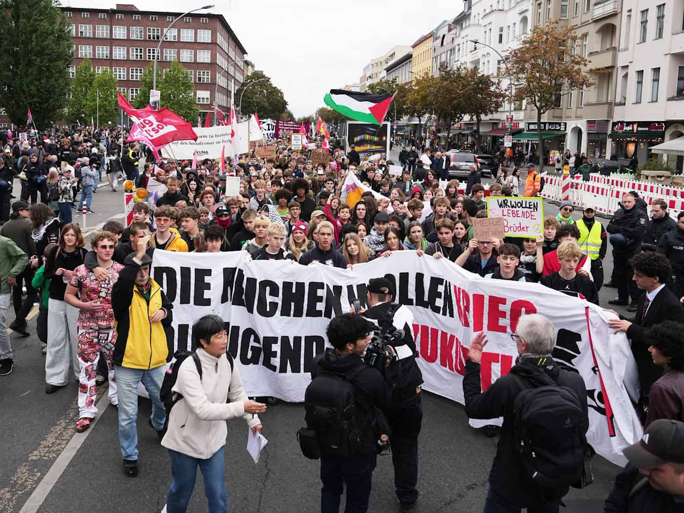 Rund 2.400 Menschen am Leopoldplatz in Berlin-Wedding demonstrieren gegen mögliche Wehrpflicht
