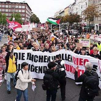 Rund 2.400 Menschen am Leopoldplatz in Berlin-Wedding demonstrieren gegen mögliche Wehrpflicht
