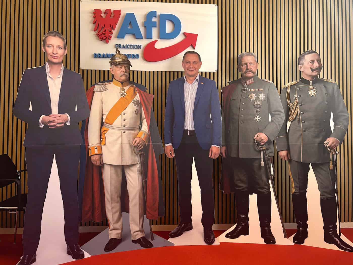 AfD-Landtagsfraktion in Brandenburg setzt lebensgroße Pappfiguren von Weidel, Chrupalla, Bismarck, Hindenburg und Wilhelm II. ein