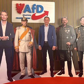 AfD-Landtagsfraktion in Brandenburg setzt lebensgroße Pappfiguren von Weidel, Chrupalla, Bismarck, Hindenburg und Wilhelm II. ein