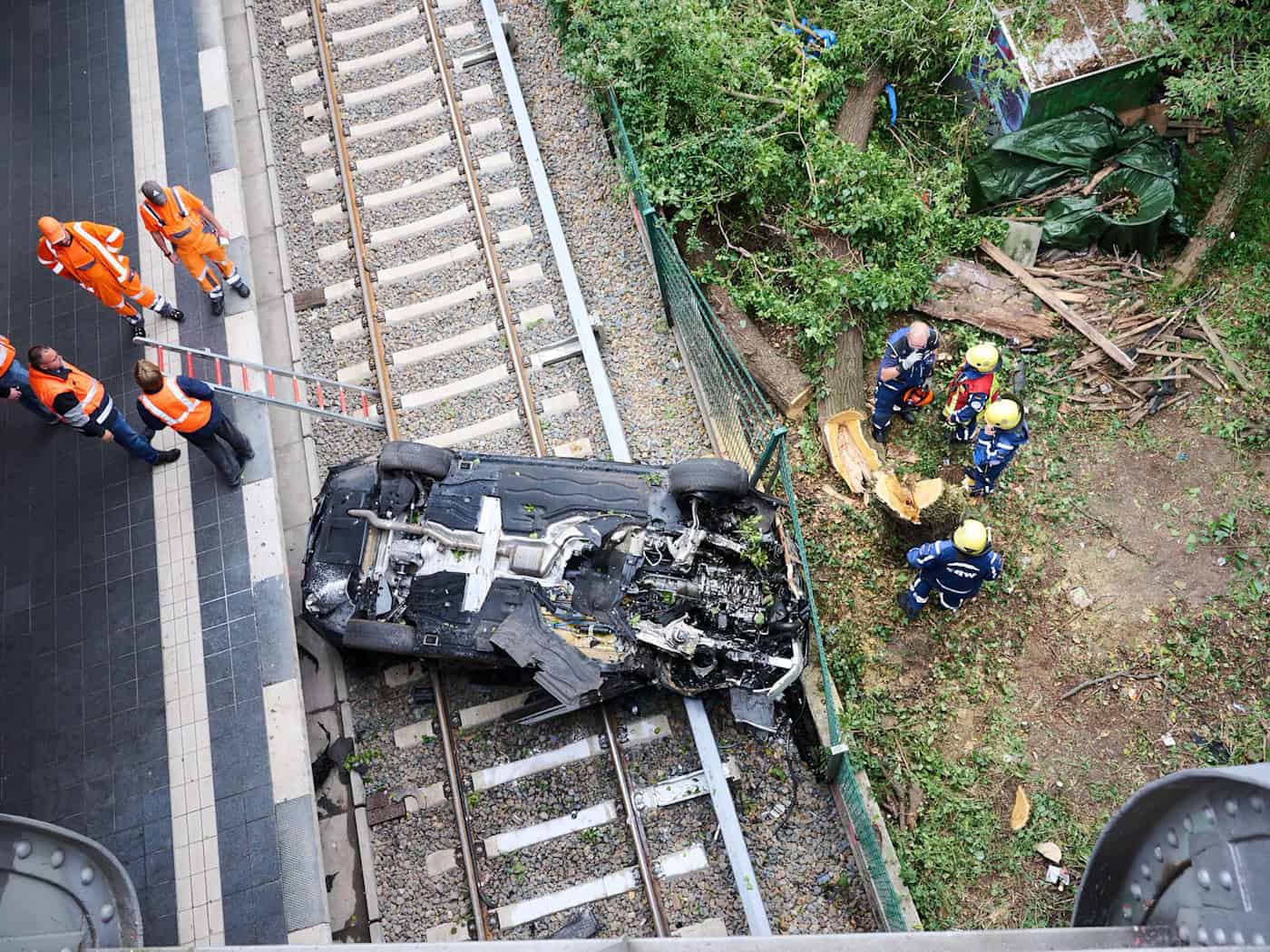 Auto stürzt auf S-Bahn-Gleise - Strecke wieder frei