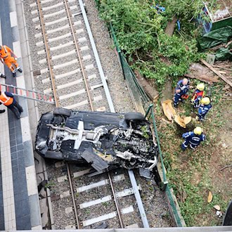 Auto stürzt auf S-Bahn-Gleise - Strecke wieder frei