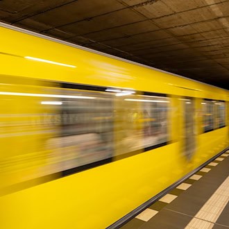 Brand an Sicherungskasten am U-Bahnhof Wittenbergplatz legt Teile des U-Bahnverkehrs lahm
