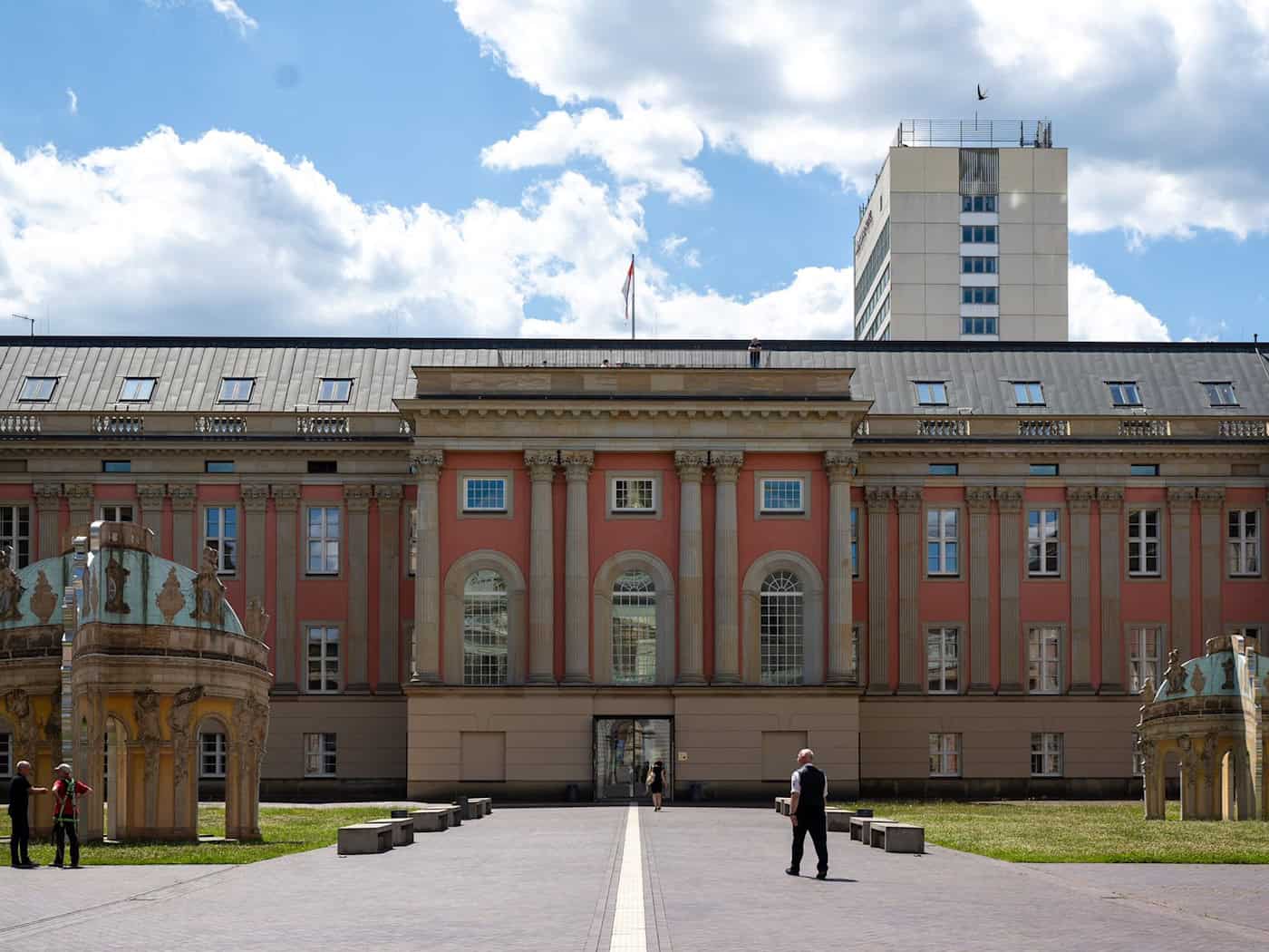 Brandenburger Landtag berät Doppelhaushalt über 18 Milliarden mit Sparplänen und mehr Personal