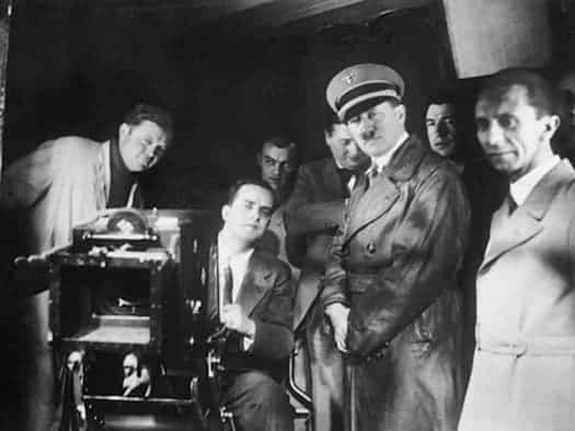 Besuch von Hitler und Goebbels bei der UFA. Links im Bild der Filmproduzent Günther Stapenhorst.