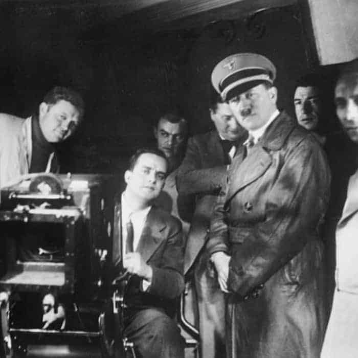 Besuch von Hitler und Goebbels bei der UFA. Links im Bild der Filmproduzent Günther Stapenhorst.