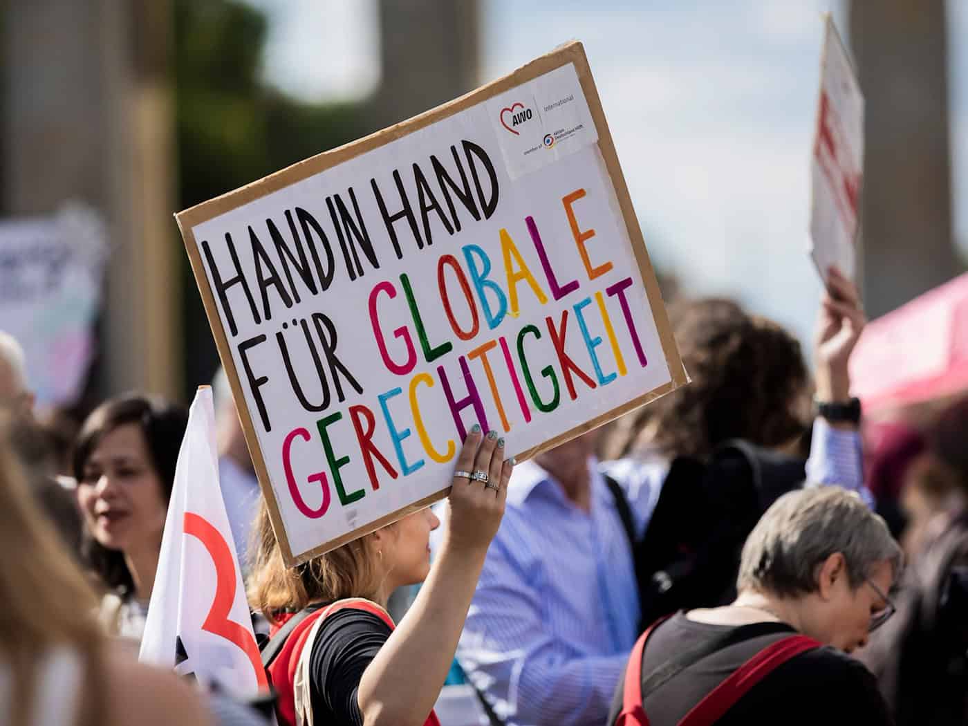Sterndemo in Berlin für gesellschaftlichen Zusammenhalt – Abschluss am Roten Rathaus