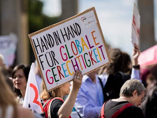 Demo für Zusammenhalt in Berliner Innenstadt