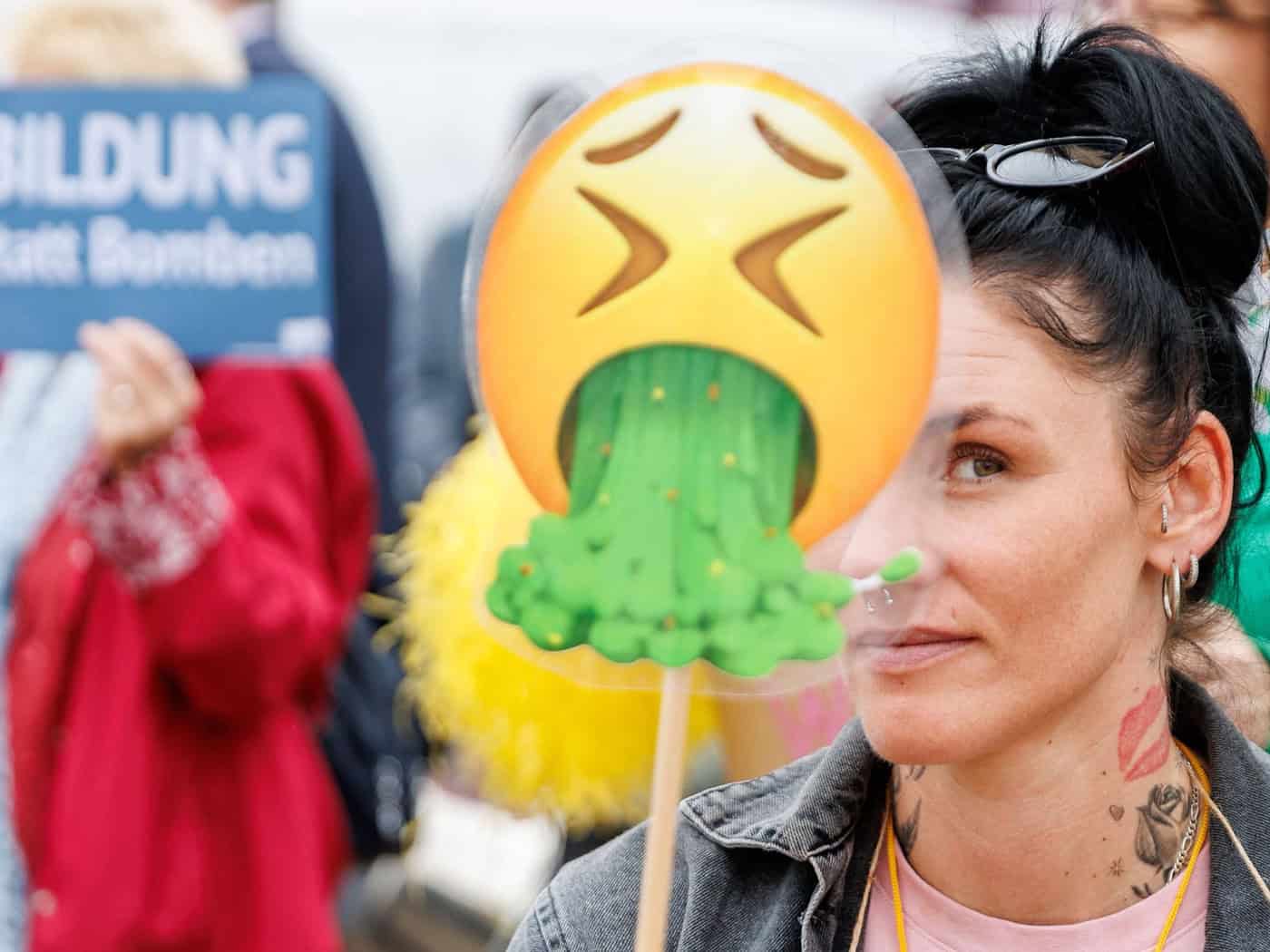 Eltern demonstrieren gegen das neue Kita-Finanzierungsgesetz