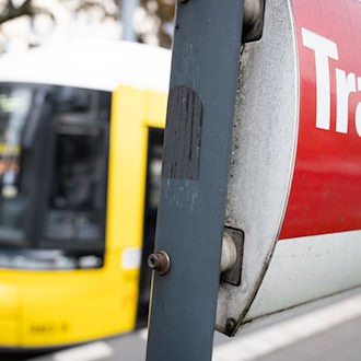 Frau bei Tramunfall lebensgefährlich verletzt
