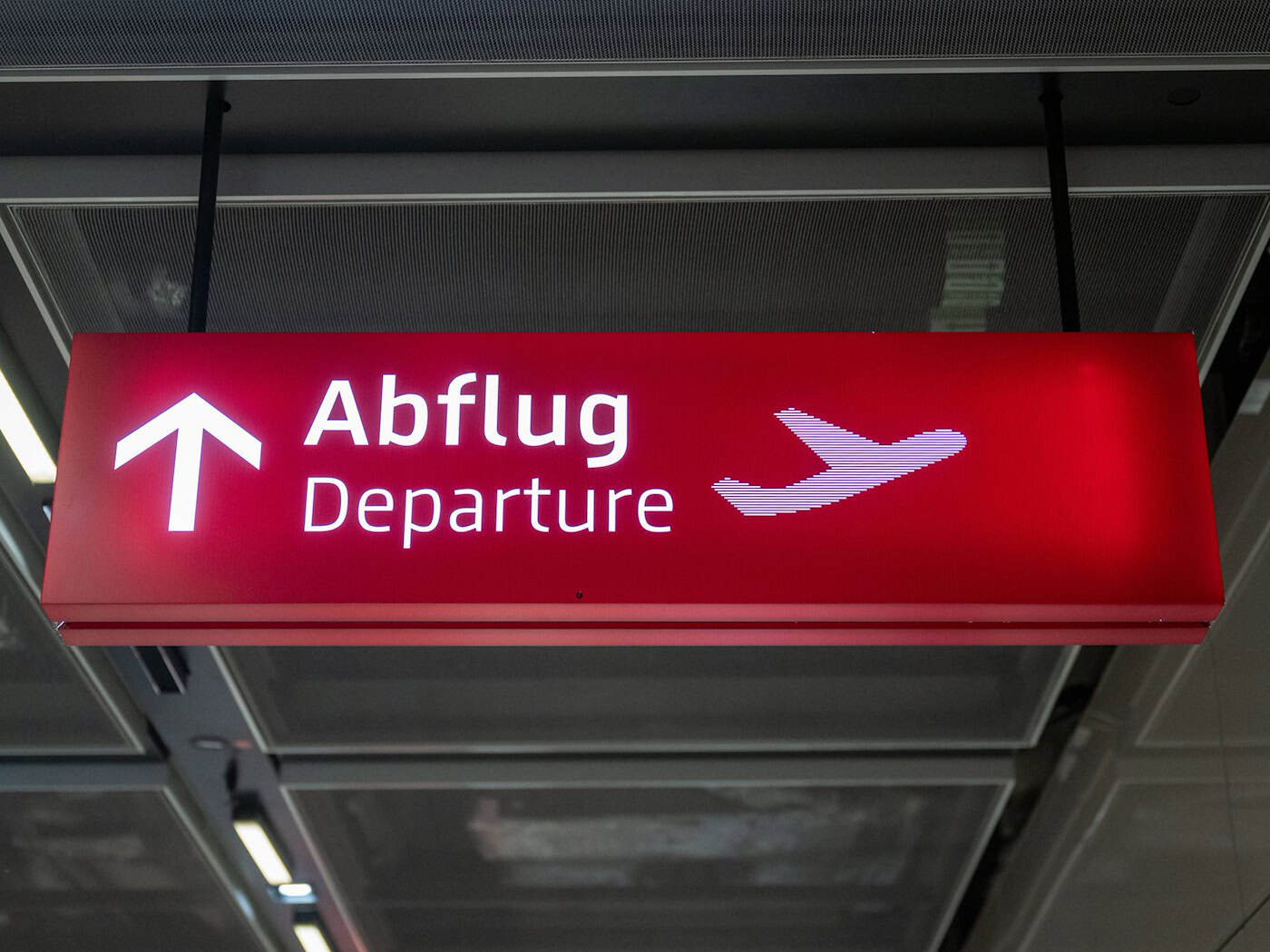 Gewaltattacke am Flughafen BER - Fluggast in U-Haft