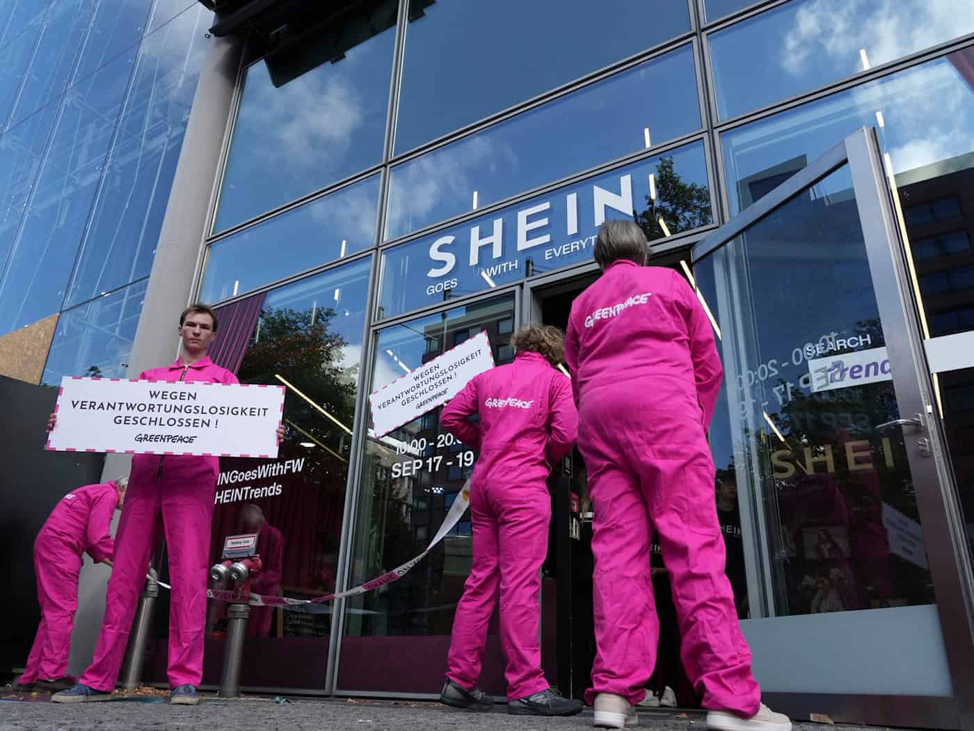 Greenpeace protestiert in Berlin vor Shein-Pop-up und warnt vor Wegwerfmode