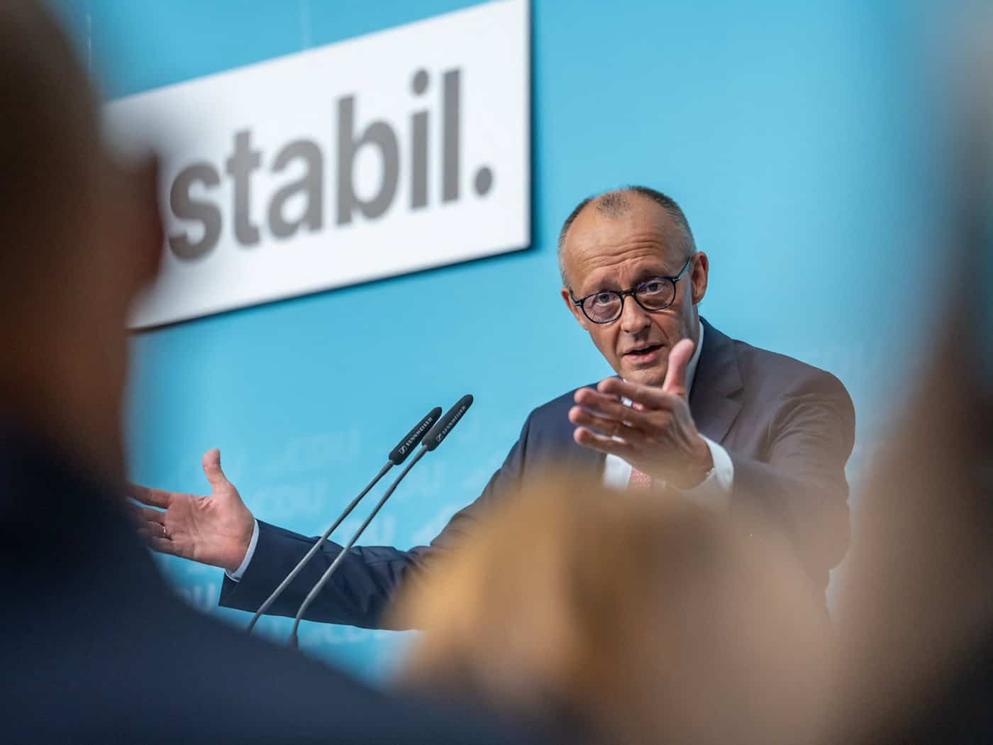 Merz in Berlin: Kanzler ruft zum vereinten Kampf gegen Antisemitismus auf und wirbt für Reformkurs