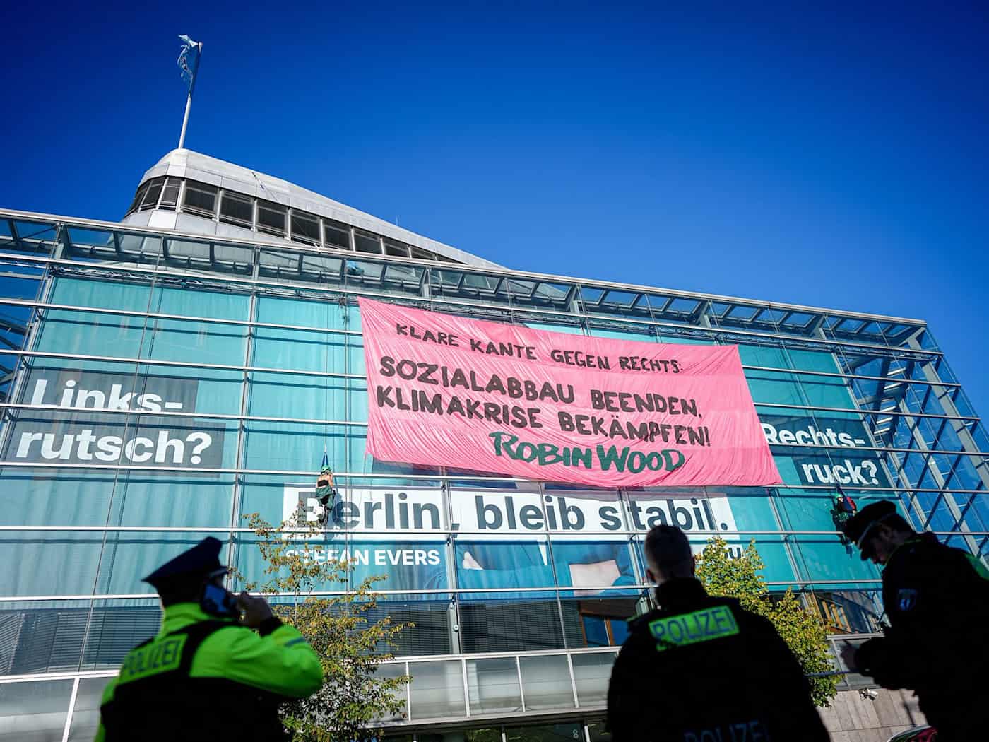 Kletteraktion an der CDU-Zentrale in Berlin: Robin Wood protestiert gegen Klimapolitik und Rechtsextremismus