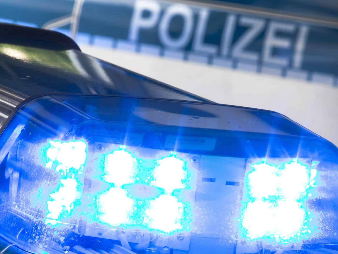 Lkw stürzt auf Autobahn um – Fahrer stirbt