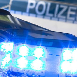 Lkw stürzt auf Autobahn um – Fahrer stirbt