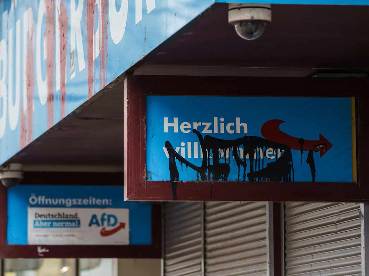 Plakate beschädigt, Helfer attackiert – rund 500 Vorfälle
